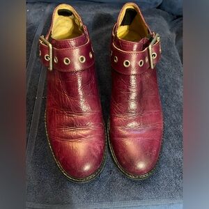 Selling these comfortable purple John Fluevog shoes.